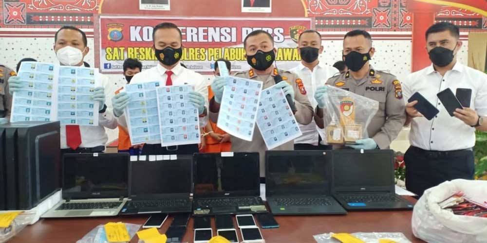 DIAMANKAN: Enam tersangka komplotan penipuan melalui aplikasi Prakerja yang menggunakan nomor induk kependudukan (NIK) orang lain, saat diamankan Polres Pelabuhan Belawan, Senin (4/10). istimewa/sumutpos.