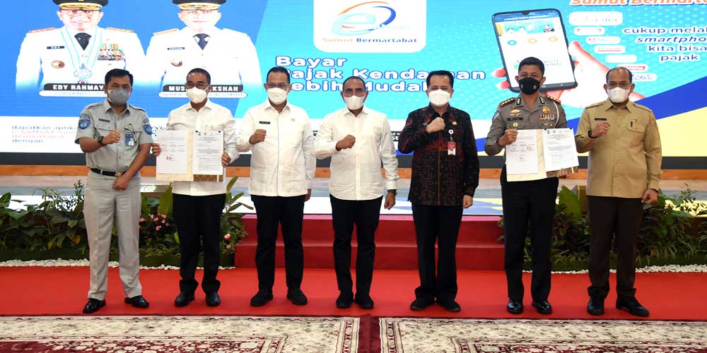 PELUNCURAN: Gubsu Edy Rahmayadi foto bersama usai peluncuran e-Samsat Sumut Bermartabat, di Aula Tengku Rizal Nurdin, Jalan Jenderal Sudirman Medan, Rabu (27/10).istimewa/sumutpos.