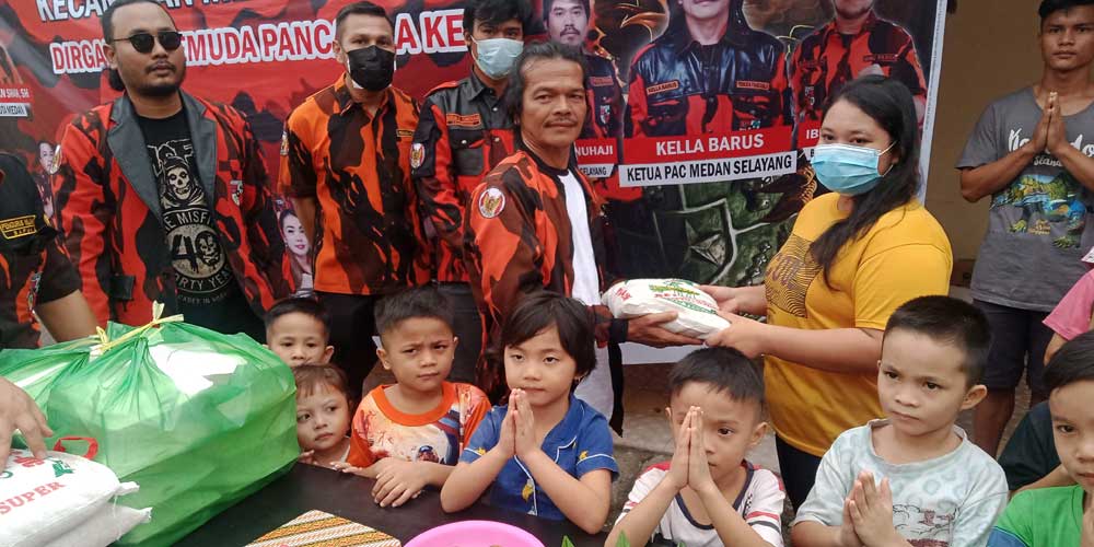 BANTUAN: Ketua PAC PP Medan Selayang Kella Barus, Penasehat PAC PP Medan Selayang Sugianto Situmeang, foto bersama anak panti asuhan.  bersama pengurus lainnya memberikan bantuan sembako kepada Ketua Pengurus Panti Asuhan Idaman Kasih Abadi.johan/SUMUT PO