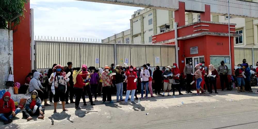 AKSI: Puluhan karyawan korban PHK PT SMTM, kembali menggelar aksi protes di depan pabrik Jalan Kompos No 110-A, Medan Krio, Kecamatan Sunggal, Kabuapten Deliserdang, Kamis (30/9).