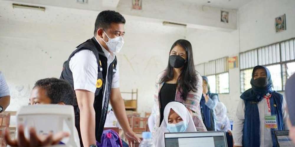 TINJAU: Wali Kota Medan Bobby Nasution bersama istri Kahiyang Ayu meninjau pelaksanaan vaksinasi terhadap pelajar di SMP Negeri 40 Medan.