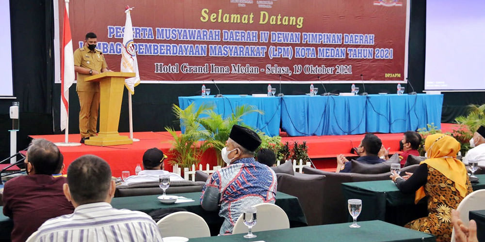 KATA SAMBUTAN: Wali Kota Medan Bobby Nasution memberikan kata sambutan di acara Musda ke-IV LPM Kota Medan di Hotel Grand Inna Medan, Selasa (19/10).
