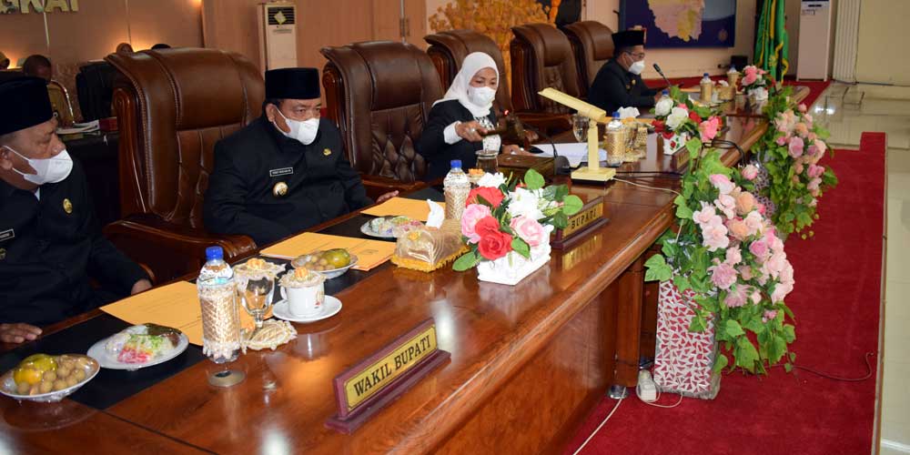 TETAPKAN: Bupati Langkat Terbit Rencana Perangin-angin, bersama Wakil Bupati H Syah Afandin dan Ketua DPRD Langkat Sribana Perangin-angin saat menetapkan pokir reses anggota DPRD Langkat, Senin (18/10).