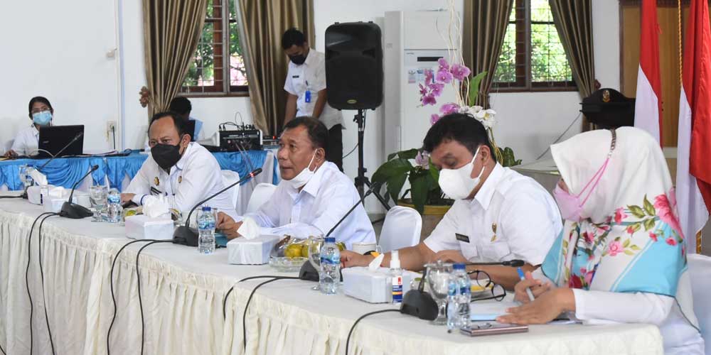 BUKA: Bupati Deliserdang H Ashari Tambunan saat membuka Rakor SP4N-LAPOR di Aula Cendana Lantai 2 Kantor Bupati Deliserdang, Rabu (13/10).