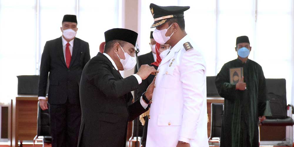 LANTIK: Gubernur Sumut, Edy Rahmayadi melantik Rizky Yunanda Sitepu sebagai Wakil Wali Kota Binjai sisa masa jabatan 2021-2024, di Aula Tengku Rizal Nurdin, Rumah Dinas Gubernur Sumut, Rabu (6/10).  DISKOMINFO SUMUT FOR SUMUT POS.
