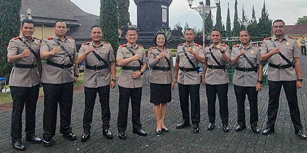 FOTO BERSAMA: Sembilan Pamen Polda Sumut jajaran usai dilantik Serdik Sespimmen Angkatan ke-61 TA-2021, di Lembang, Jawa Barat, Rabu (27/10).