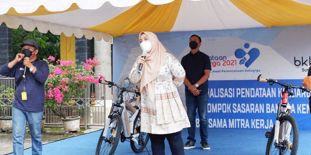 SOSIALISASI: Anggota DPR RI, Delia Pratiwi Sitepu pada kegiatan sosialisasi pendataan keluarga di Binjai Utara.