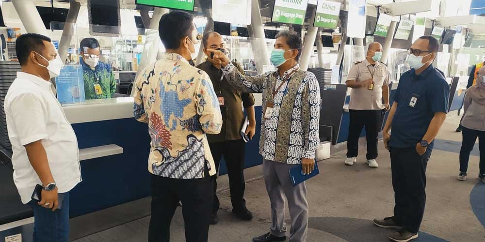 SIDAK:  Kepala Ombudsman RI Perwakilan Sumut Abyadi Siregar saat melakukan inspeksi mendadak (Sidak) ke Bandara Internasional Kualanamu, Rabu (27/10).