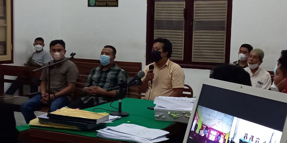 KONFRONTIR: Dahman Sirait (tengah) saat dikonfrontir dengan saksi verbalisan dari Kejari TBA Joharlan Hutagalung (kiri), pada perkara dugaan korupsi jalan di Tanjungbalai.agusman/sumut pos.