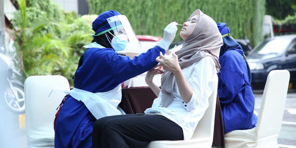 TEST PCR: Seorang pegawai menjalani tes PCR di Kantor Kementerian PANRB, Jakarta. Mulai Minggu (24/10), pemerintah mewajibkan syarat test PCR bagi calon penumpang pesawat.