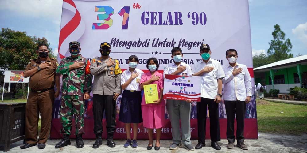BERSAMA: Wali Kota Tebingtinggi Umar Zunaidi Hasibuan didampingi Kapolres AKBP Agus Sugiyarso, Komandan Koramil Kapten Inf Budiono foto bersama peserta vaksin  pelajar.SOPIAN/SUMUT POS.