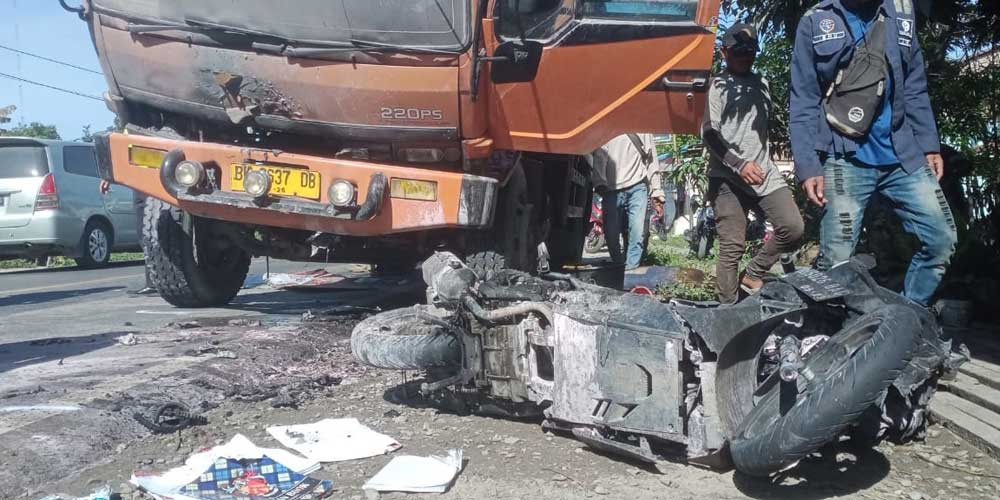 EVAKUASI : Petugas Polantas Polres Tebingtinggi melakukan evakuasi terhadap sepeda motor yang tergilas truk fuso dengan satu meninggal dunia.
