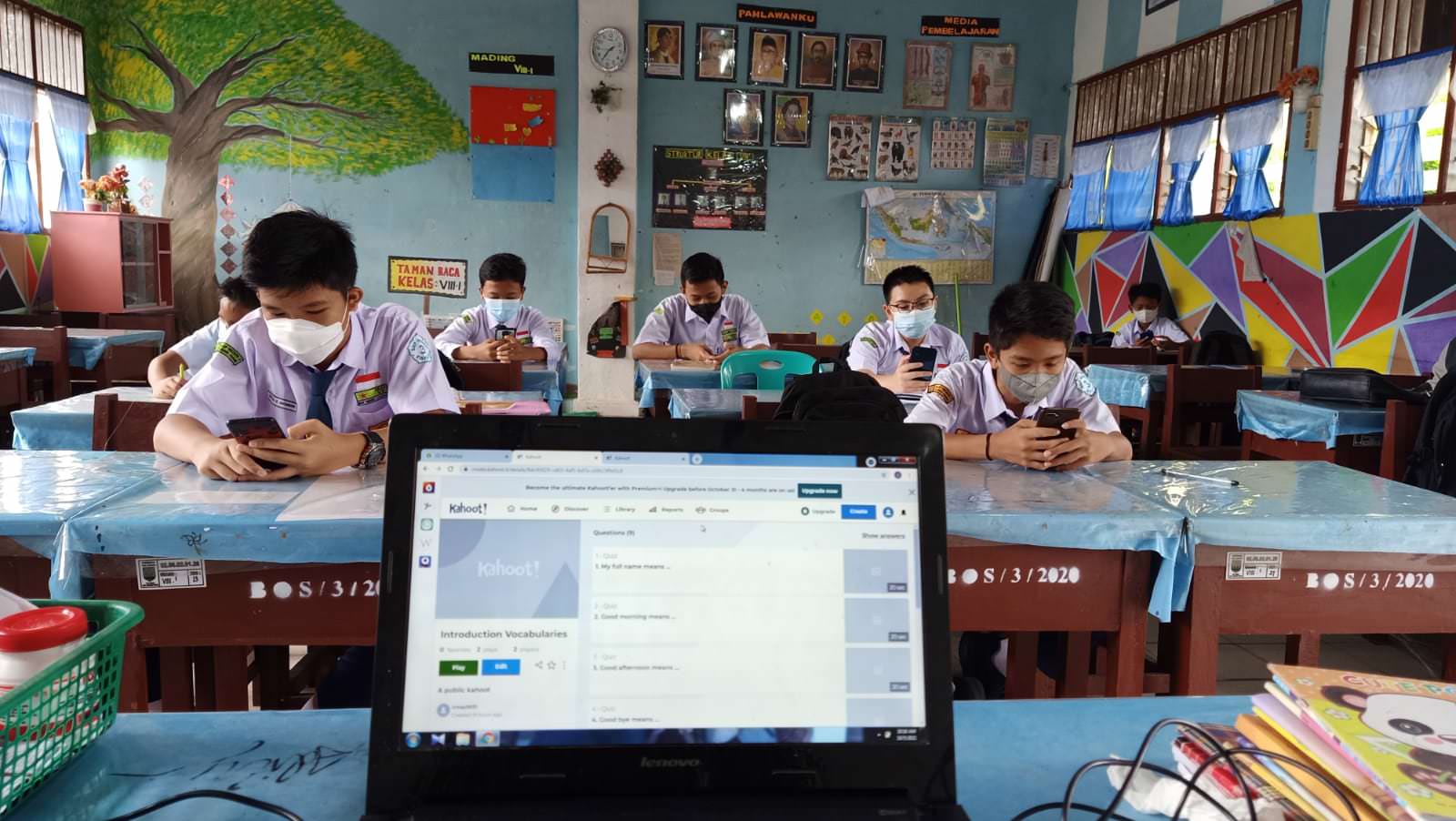 Siswa SMP Negeri 3 Kisaran, Sumatera Utara tampak serius mengikuti Kuis Bahasa Inggris dengan aplikasi Kahoot, belum lama ini.