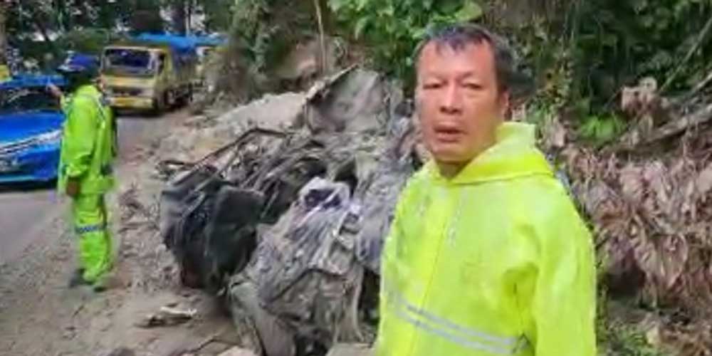 Menunjukkan: Kasatlantas Polrestabes Medan, AKBP Sonny Siregar sedang menunjukkan barang bukti 1 unit Mobil Xenia dengan plat B2236KFB yang ringsek akibat tertimpa material longsor, di Jalan Jamin Ginting, KM 36, tikungan Tirtanadi, Desa Sibolangit, Kecam