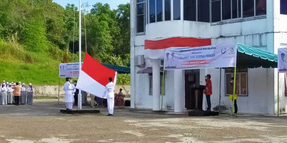 BENDERA: Pemimpin upacara Bupati Nisel beserta para peserta upacara saat menghormati bendera merah putih, di Halaman Kantor Bupati Nias Selatan di Jalan Arah Luahagundre KM 5 halaman Kantor Bupati, Kamis (28/10).
