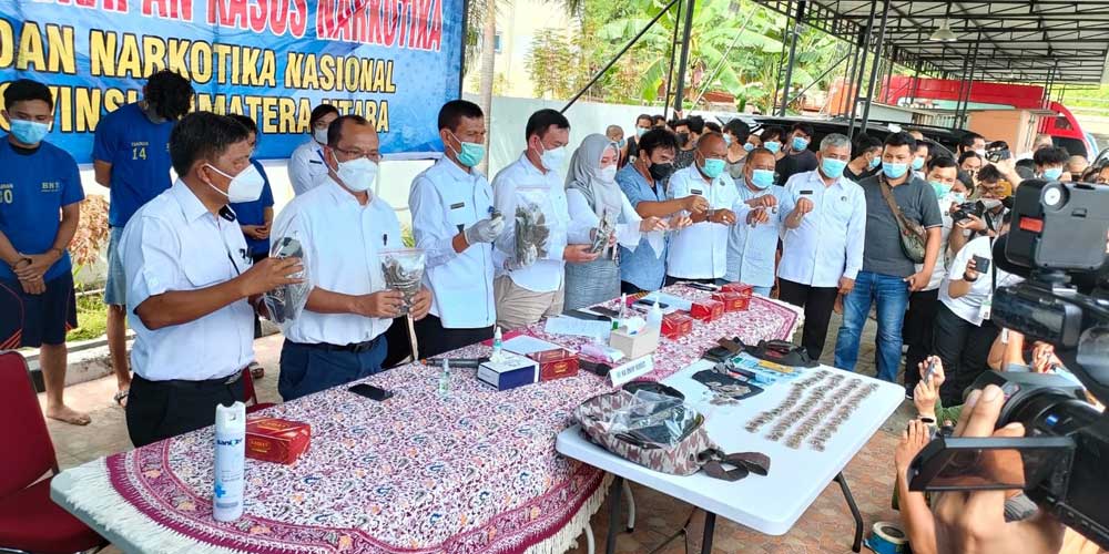 PESTA GANJA: Kepala BNNP Sumut, Brigjen Pol Toga Panjaitan memaparkan hasil penggerebekan pesta ganja di seputaran kampus Ilmu Budaya USU, Senin (11/10).M IDRIS/sumut pos.