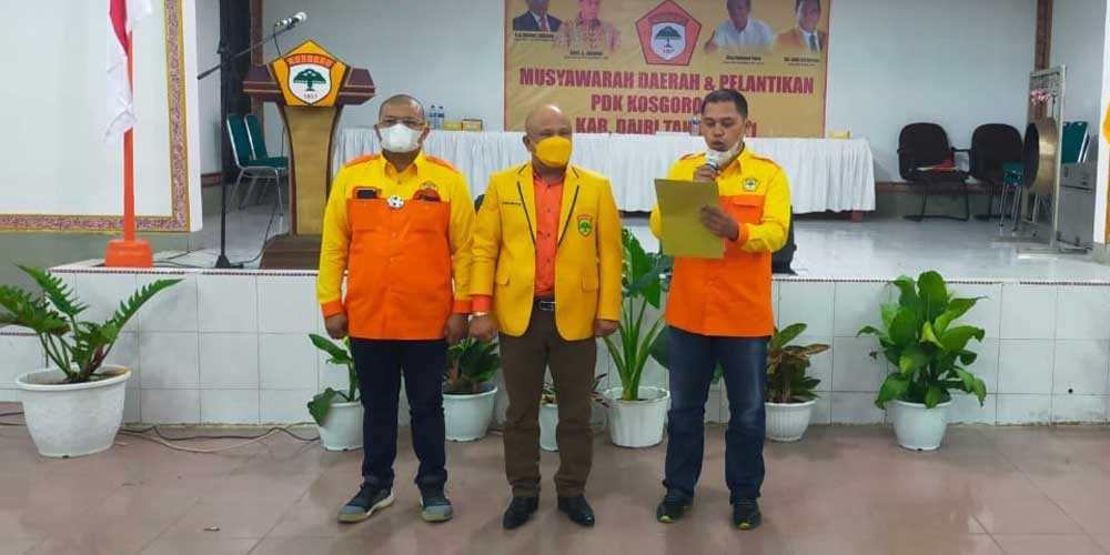 PERNYATAAN SIKAP: Ketua PDK Kosgoro 1957 Dairi, Sabam Sibarani (tengah), Sekretaris, Robert Sianturi dan Bendahara,David PNSM Tambunan membacakan pernyataan sikap.RUDY SITANGGANG/SUMUT POS.