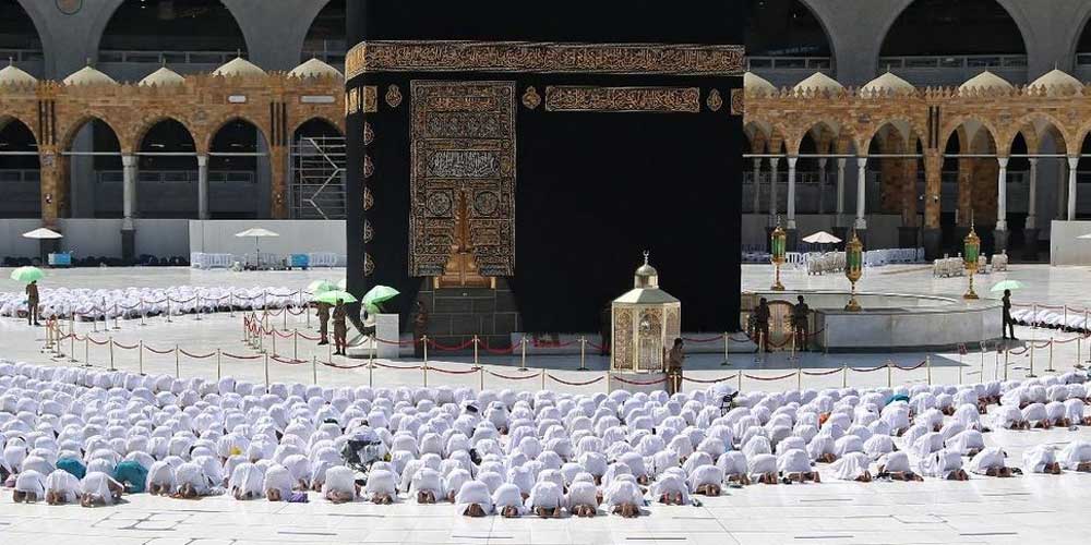 RAMAI: Jamaah kembali merapatkan saf di Masjidil Haram setelah pemerintah Arab Saudi memberi kelonggaran aturan Covid-19.
