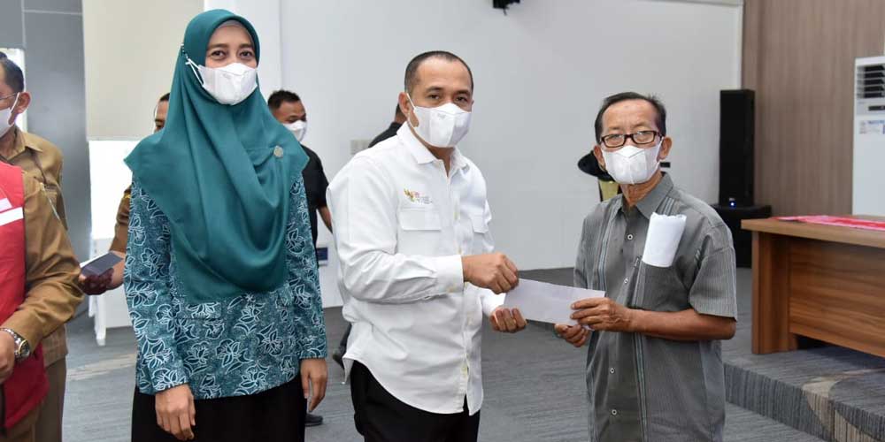 BANTUAN: Bupati Zahir didampingi Ketua TP.PKK Batubara, Ny. Maya Idriasari Zahir memberikan bantuan sosial kepada 120 warga. aci/sumut pos.