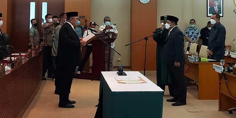 DILANTIK: Capt Edi Surahman Sinuraya resmi dilantik menjadi anggota DPRD Sumut, dalam rapat paripurna yang dipimpin Ketua DPRD Sumut Drs Baskami Ginting, Kamis (4/11).