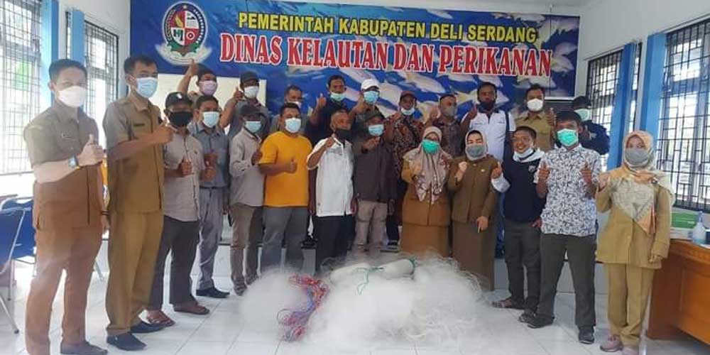 BANTUAN:  Dinas Perikanan Kabupaten Deliserdang saat memberikan bantuan alat tangkap ikan pada 17 kelompok nelayan.