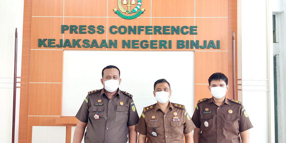 UMUMKAN: Kasi Intelijen Kejari Binjai, Muhammad Harris (tengah) didampingi Kasi Pidsus, Donnel Sitinjak (kiri) saat mengumumkan tersangka baru dalam kasus dugaan korupsi pengadaan CCTV Kota Binjai. teddy akbari/sumut pos.