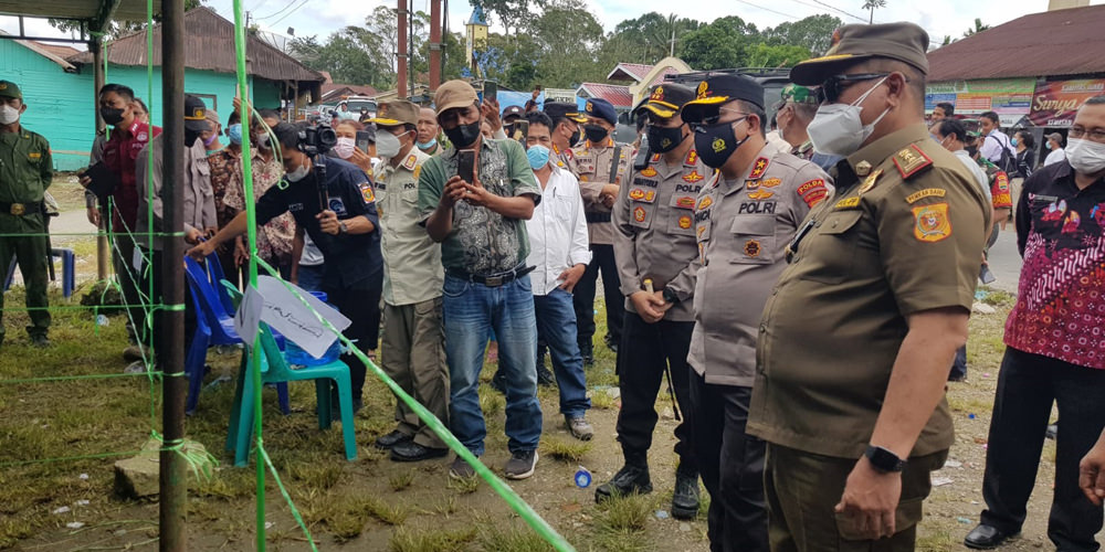 PANTAU:  Kapoldasu Irjend Pol Panca Putra Simanjuntak bersama Bupati Dairi Eddy KA Ate Berutu didampingi Kapolres Dairi AKBP Wahyudi Rahman, memantau pelaksanaan Pilkades di Desa Pegagan Julu VI, Kecamatan Sumbul. RUDY SITANGGANG/SUMUT POS.