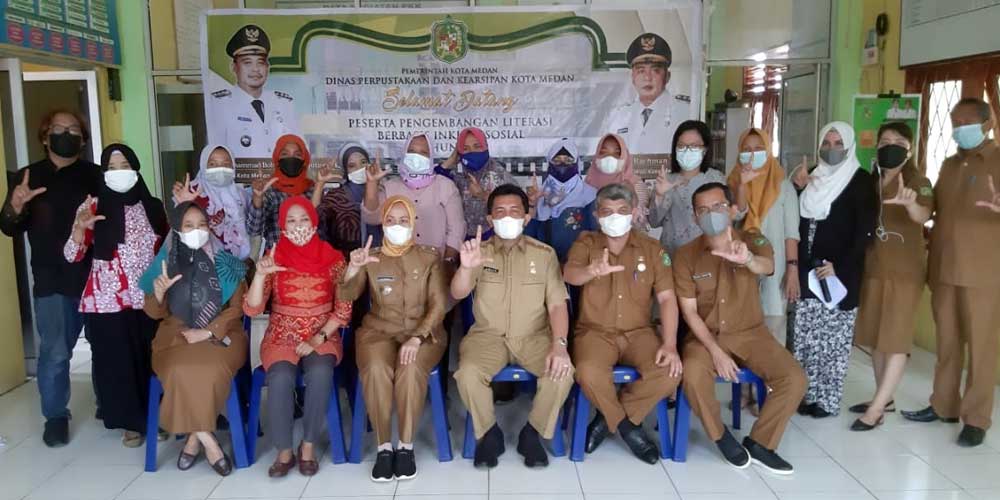 BERSAMA:  Kepala Dinas Perpustakaan dan Kearsipan Kota Medan Dr Adlan, foto bersama di sela-sela kegiatan Perpustakaan Berbasis Inklusi Sosial.
