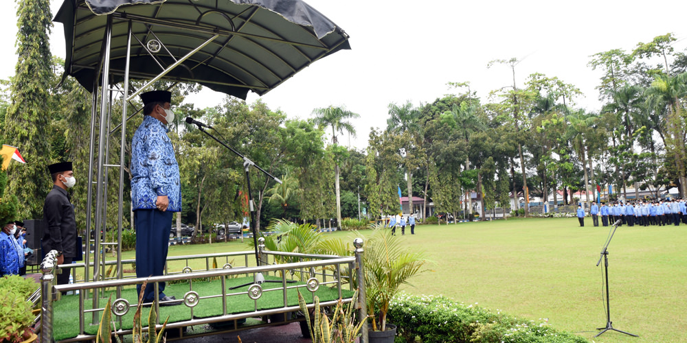 HUT: Waki Bupati Deliserdang, HMA Yusuf Siregar saat memimpin upacara peringatan HUT ke-50 KORPRI.