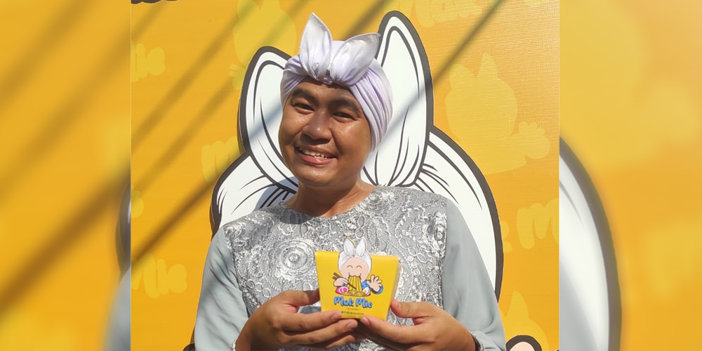 KENALKAN: Arif Muhammad alias Mak Beti, saat kenalkan Mak Mie pada launching di Kota Medan, Kamis (25/11).