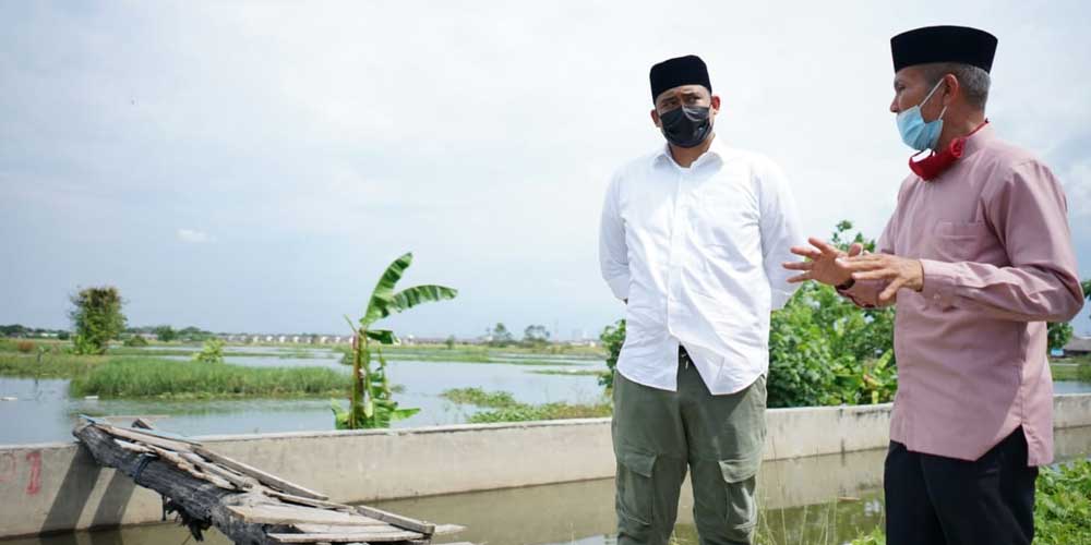 KETERANGAN: Wali Kota Medan Bobby Nasution diwancarai wartawan, saat meninjau lahan untuk pembangunan Medan Islamic Center.istimewa/sumu tpos.