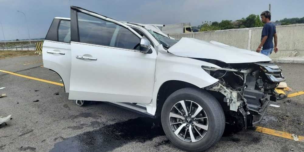 RUSAK PARAH:  Mobil Pajero Sport yang ditumpangi Vanessa Angel dan suaminya, Febri Ardiansyah alias Bibi terlihat rusak cukup parah.
