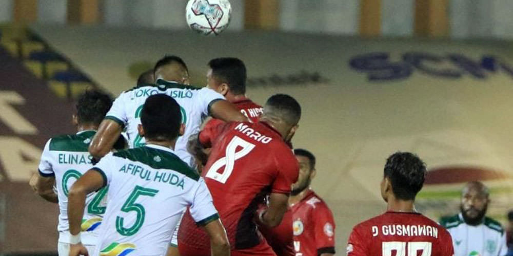 BEREBUT BOLA: Pemain PSMS Medan dan Semen Padang berebut bola di udara dalam pertandingan yang digelar di Stadion Kaharuddin Nasution, Selasa (16/11) malam. Dalam laga ini, PSMS menang 2-1 lewat gol Rahmad Hidayat.