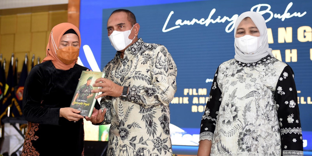 PELUNCURAN BUKU: Gubernur Sumut, Edy Rahmayadi didampingi istri Nawal Lubis (kanan) dalam acara peluncuran buku biografinya berjudul, “Sang Jenderal Ayah Untuk Negeri”, di Aula Tengku Rizal Nurdin, Rumah Dinas Gubernur Sumut, Jalan Jenderal Sudirman Medan