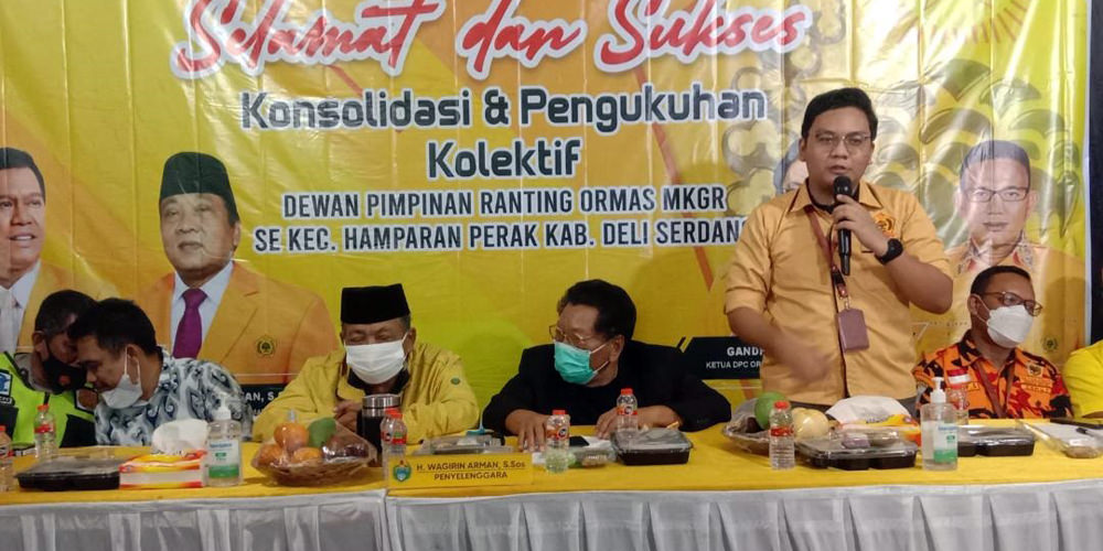 SAMBUTAN: Ketua DPC Ormas MKGR Hamparan Perak, Gandhy Panigoro saat menyampaikan sambutan.