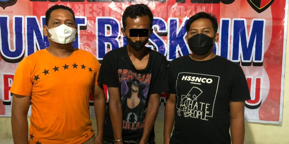 DITANGKAP: Pedagang minuman air mineral, Reno Pasaribu (31) yang ditangkap Polsekta Medan Baru, kemarin.