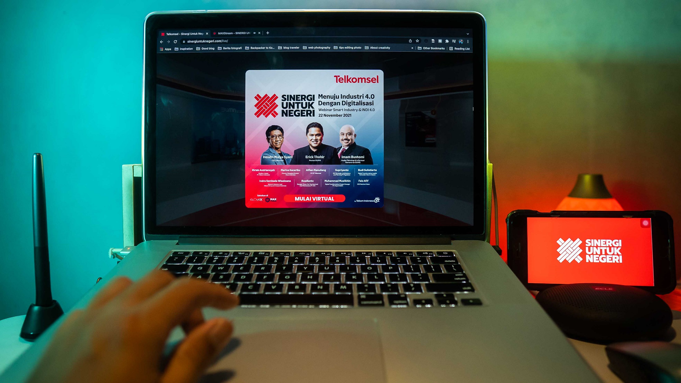 Telkomsel berupaya mengakselerasi transformasi digital bagi para pelaku UMKM dengan menghadirkan Telkomsel Sinergi untuk Negeri yang merupakan virtual expo dengan tiga program utama, yakni Virtual Exhibition, Virtual Sales Program, dan Webinar. Kegiatan i