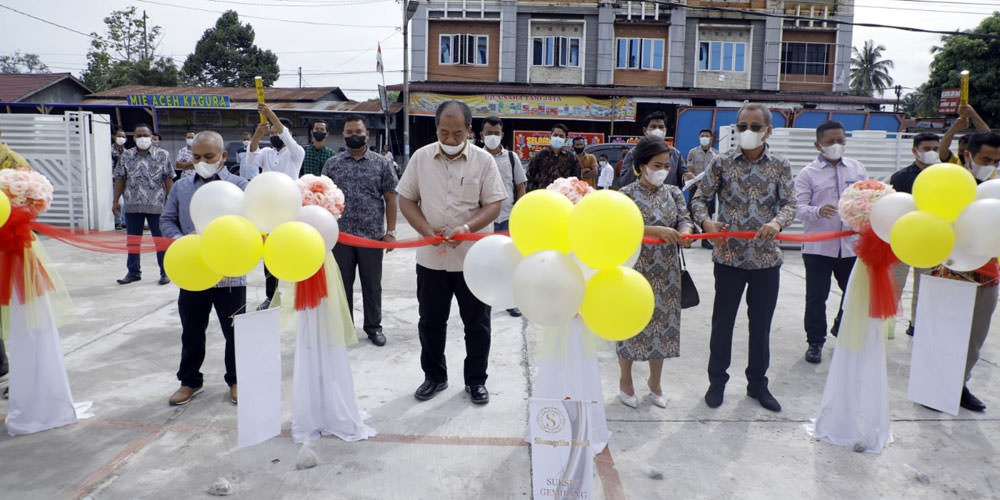POTONG PITA: Wabup Asahan, Taufik Zainal Abidin Siregar memotong pita grand opening Shangrila Hotel.DERMAWAN/SUMUT POS.