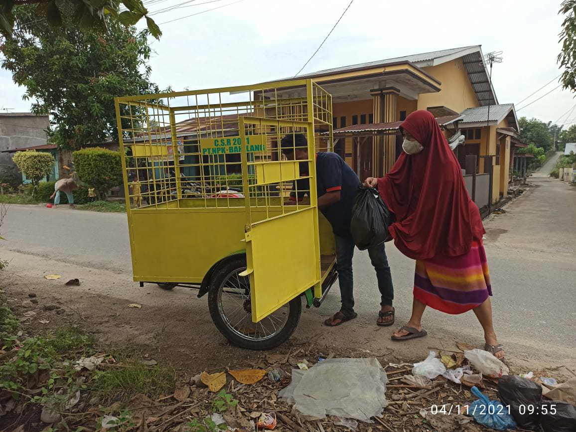 Foto: Istimewa Kegiatan pengutipan sampah di kelurahan Tualang, Sampah di kutip dari rumah ke rumah.