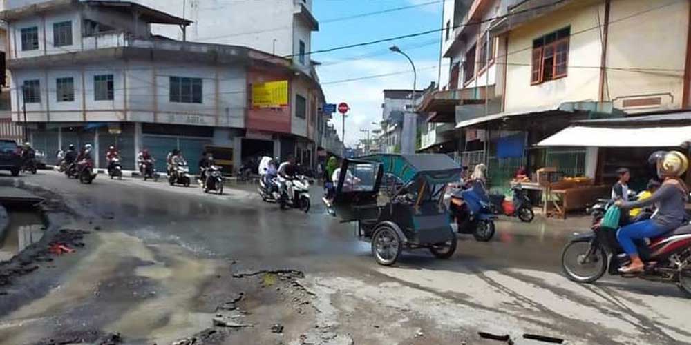TERKELUPAS: Aspal Jalan Senangin dan Suprapto yang terkelupas usai dilintasi banjir yang melanda di sejumlah kecamatan di Kota Tebingtinggi.sopian/SUMUT POS.