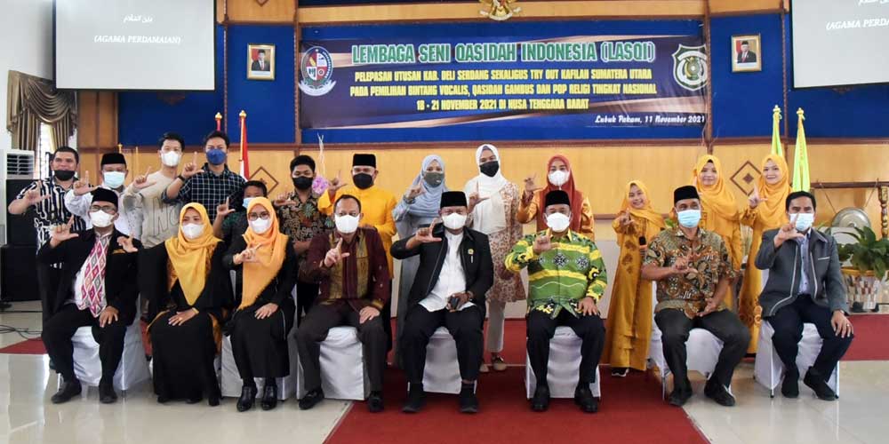 FOTO BERSAMA: Bupati Deliserdang foto bersama kafilah yang akan bergabung dengan Kafilah Sumut sebelum diberangkatkan ke NTB, Kamis (11/11).