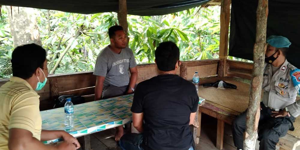 koordinasi: Anggota Polsek Sei Bingai saat berkoordinasi dengan mandor sopir angkot.