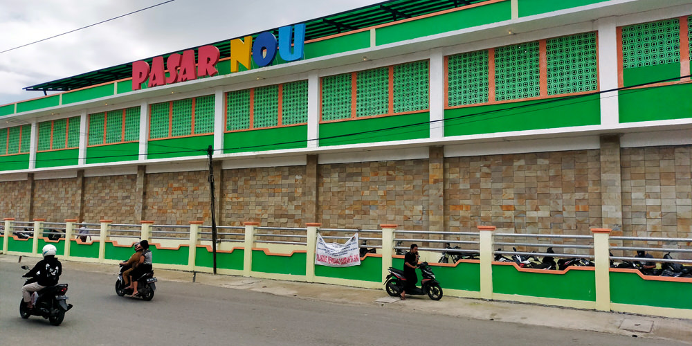 PASAR: Gedung Pasar Nou, di Jalan Sudirman Kelurahan Pasar, Kota Gunungsitoli terlihat sepi.adi laoli/sumut pos.