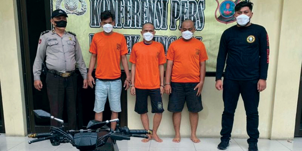 PAPARKAN: Tiga anggota geng motor SLyang melakukan pembegalan dipaparkan Polsek Medan Sunggal, Senin (20/12).