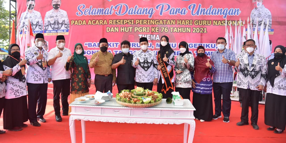 BERSAMA: Bupati Batubara Ir H Zahir MAP, Bunda PAUD Batubara, Ny Maya Idriasari Zahir SE, foto bersama Ketua PGRI yang juga Kadis Pendidikan Batubara Ilyas Sitorus SE, MPd di acara pelaksanaan peringatan HGN dan HUT PGRI di Pantai Sejarah, Desa Perupuk, K