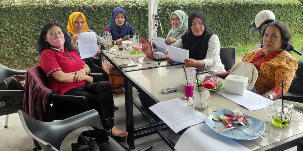 KETERANGAN: Beberapa guru tidak tetap Kota Medan, saat memberikan keterangan kepada wartawan di Medan, Selasa (21/12). prans hasibuan/sumutpos.