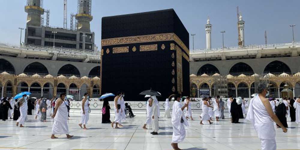 UMRAH: Jamaah umr ah di Masjidil Haram, Mekah, Arab Saudi, menerapkan protokol kesehatan saat melakukan tawaf.istimewa/sumu tpos.