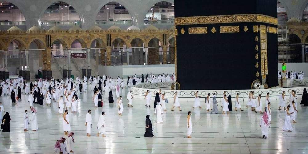 UMRAH:  Umat Muslim mengitari Kakbah di Kota Mekah, Arab Saudi, beberapa waktu lalu. Saat ini, jamaah umrah Indonesia, khususnya Sumut, belum dapat berangkat ke Tanah Suci karena masih terganjal visa yang masih dalam status inactive.