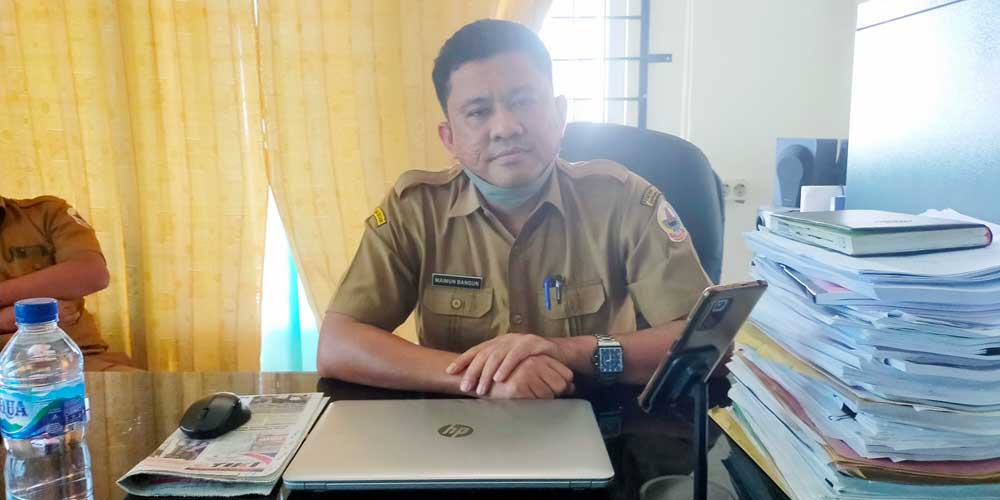PENJELASAN: Kabid Cipta Karya Dinas PUPR Kota Gunungsitoli Maimun Bangun menjelaskan penyebab banjir di Lantai 2 Gedung Pasar Nou.  PRAN HASIBUAN/SUMUT POS.