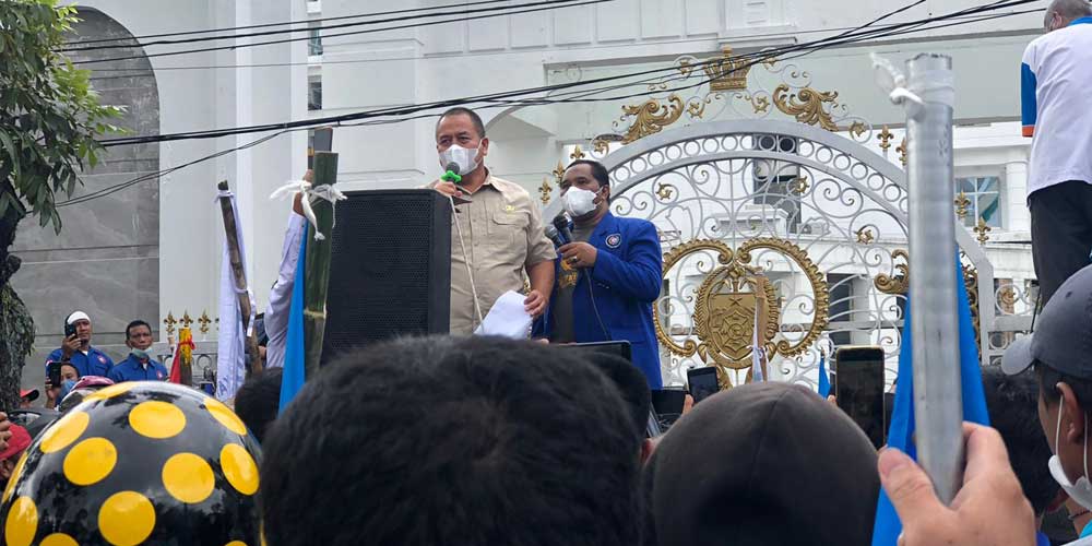 RESPON: Kepala Disnaker Sumut, Baharuddin Siagian merespon langsung desakan elemen buruh terkait revisi UMP Sumut 2022, di depan Kantor Gubernur Sumut, Selasa (7/12). PRAN HASIBUAN/SUMUT POS.
